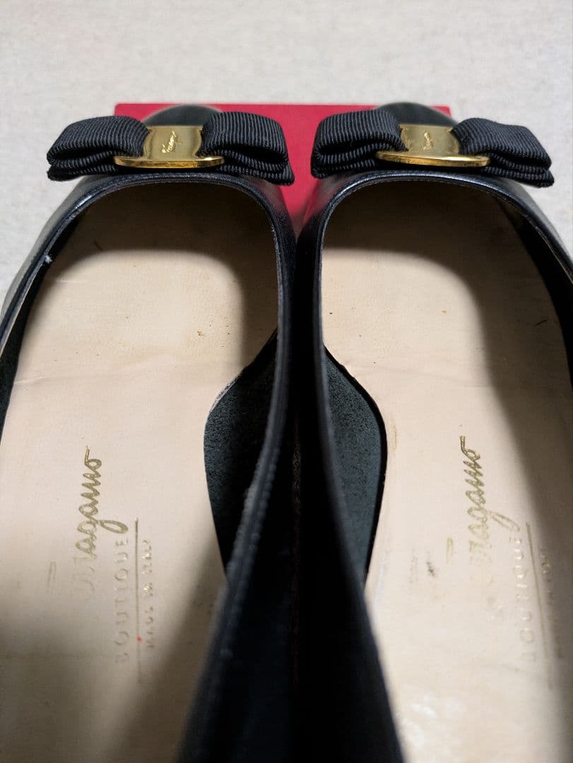 サルバトーレ フェラガモ 黒　ヴァラ　リボン フラットパンプス　 24.5cm