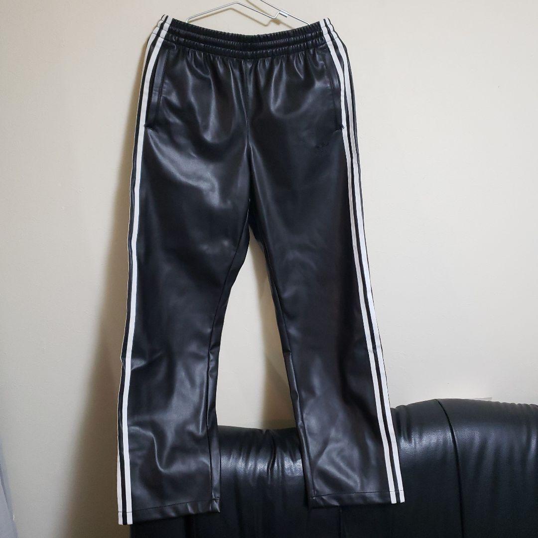 adidas 　フェイクレザーパンツ　ブラック　3ライン 23年製 adidas フェイクレザーパンツ ブラック 3ライン