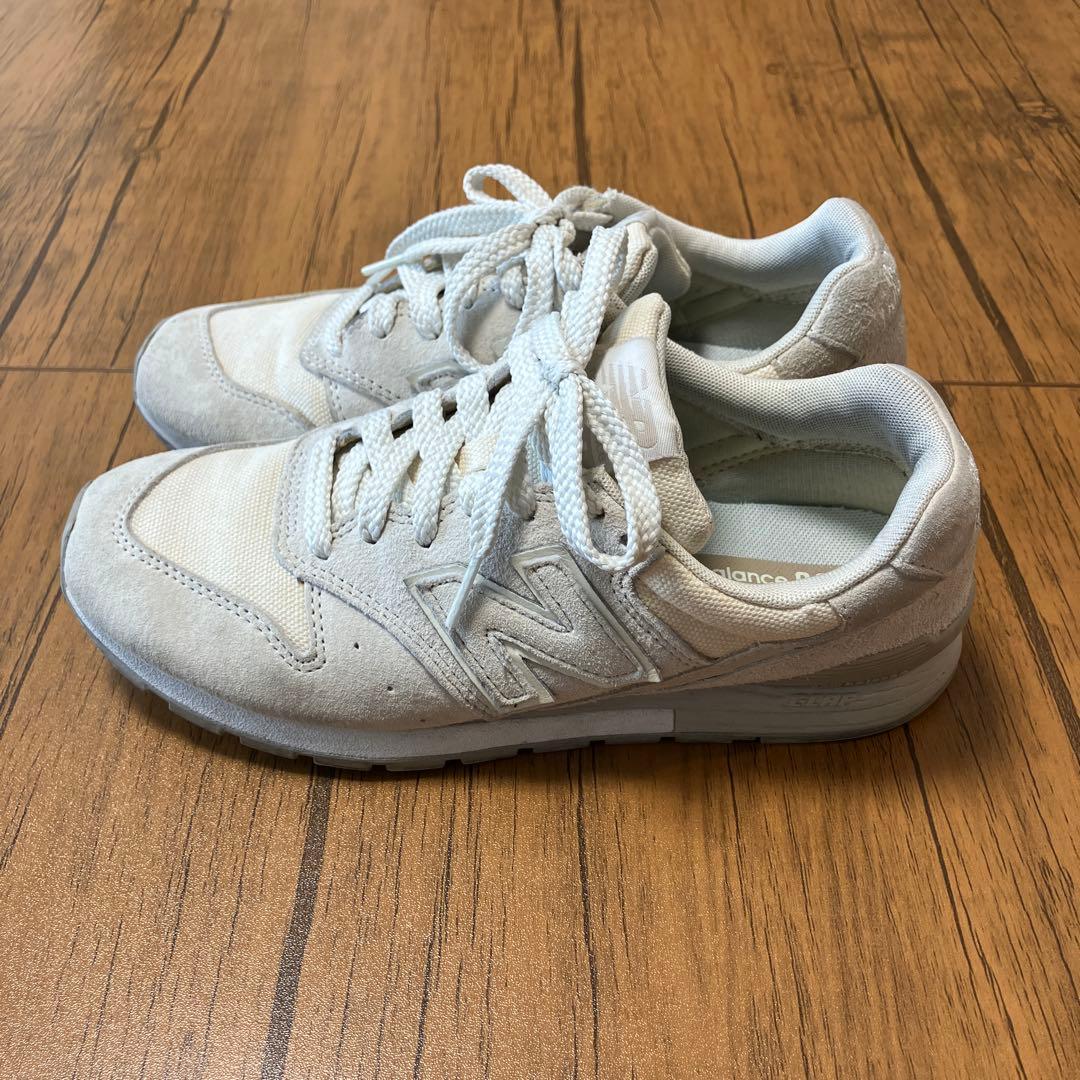 美品New Balance ニューバランス996 白スニーカー スェード23cm - メルカリ