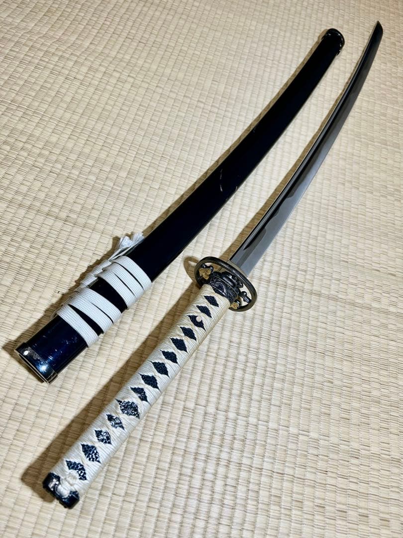 ARTEEFLOW-模造刀 太刀 ※刀身に樋があり、鍔に花模様のある刀！