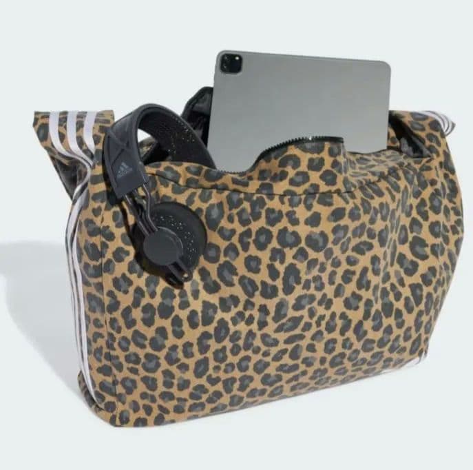 adidas レオパード柄ラージショルダーバッグ - メルカリ