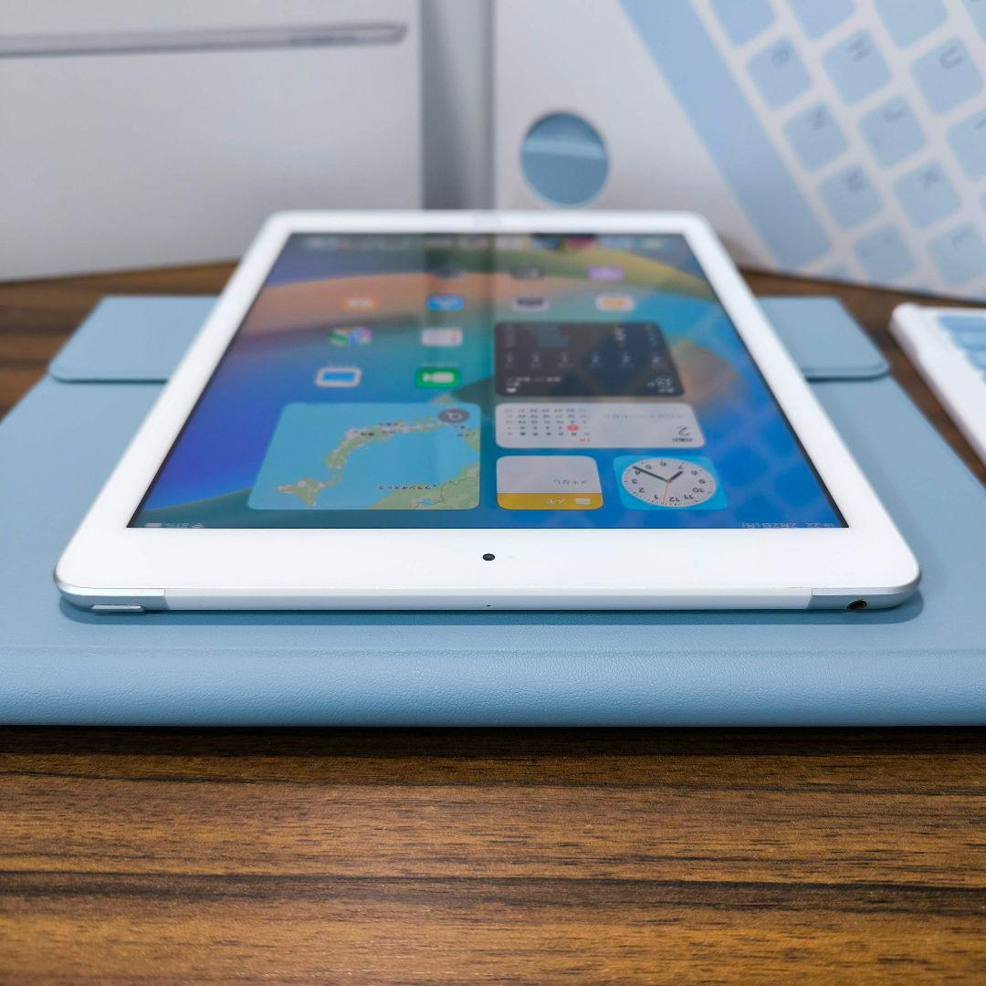 iPad 第5世代 Simフリー 128GB ケースとキーボードセット - メルカリ