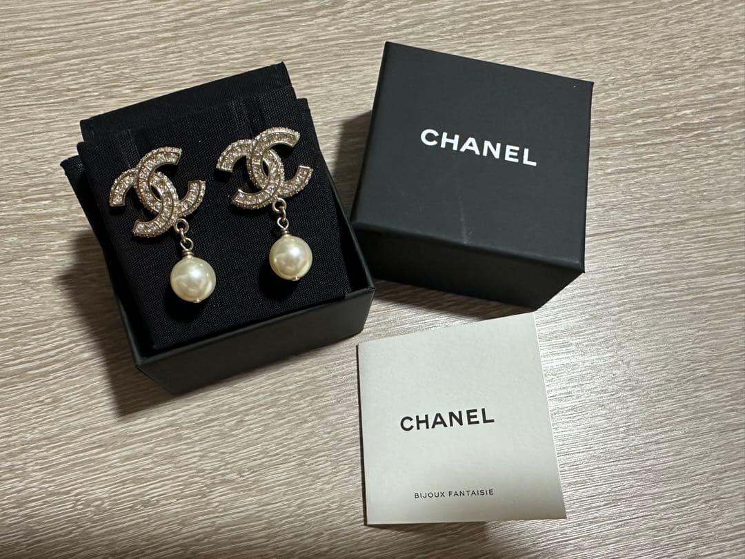 シャネル ロゴパール　ピアス　希少　レシート付き エレガント【CHANEL】大人気 パールCCロゴピアス ギフトにも (CHANEL