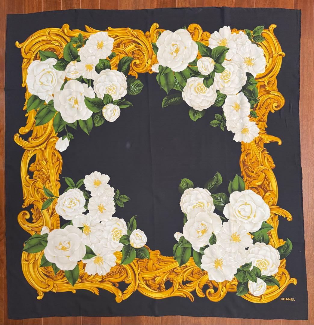 CHANEL シャネル　花柄スカーフ　ブラック CHANEL（シャネル） カメリア チェーン ブラック シルクスカーフ