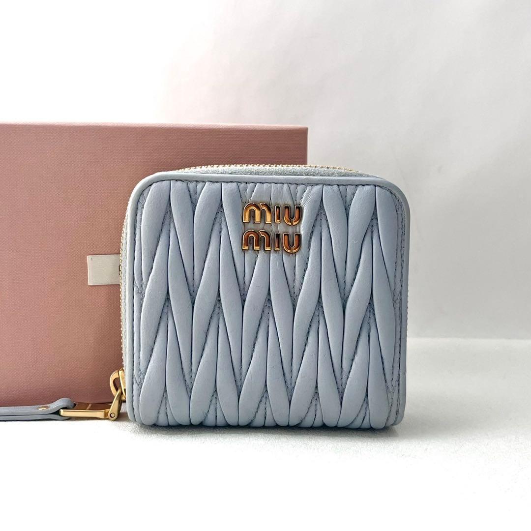 美品 現行 MIUMIU マテラッセ 二つ折り財布 箱付　0203-① 美品 現行 MIUMIU マテラッセ 二つ折り財布 箱付 0203-① - メルカリ