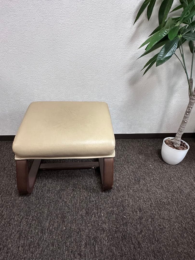 FUJIFURNITURE 富士ファニチア Agio/アージオ オットマン 軽量で持ち運びも簡単。オットマンとしても使える Agio スツール