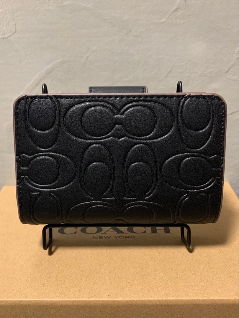 ✨️新品未使用✨️COACH エンボス加工 ブラック 二つ折り財布 - メルカリ