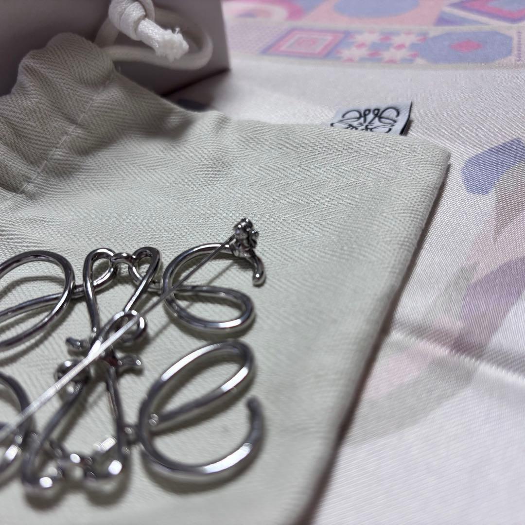 本日限定値下げ☆LOEWE ロエベ アナグラム ブローチ シルバー - メルカリ