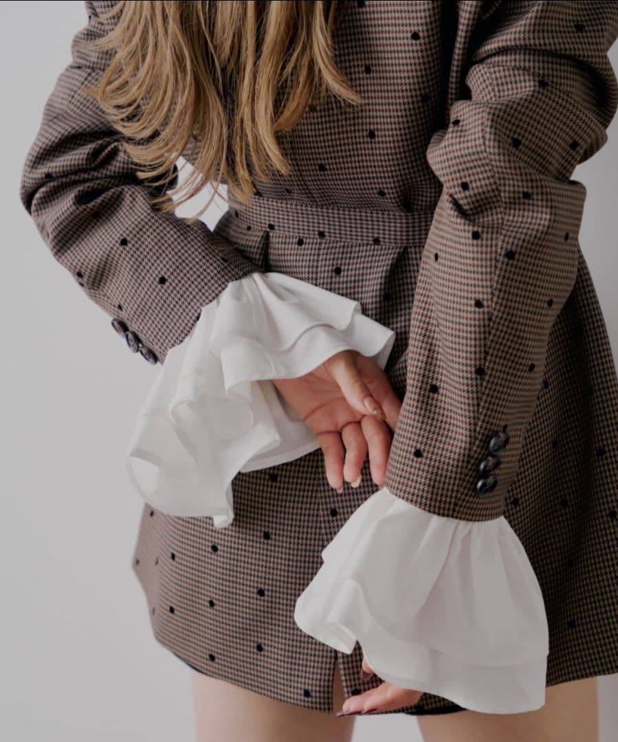 Chico チコ yuzuコラボ 袖フリルオーバージャケット ブラウン - メルカリ