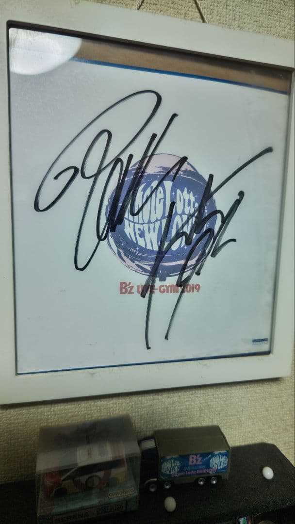 b’zサイン色紙2枚 ✨貴重✨ B'z -FYOP-『直筆サイン色紙』おまけ付き❣️ - メルカリ