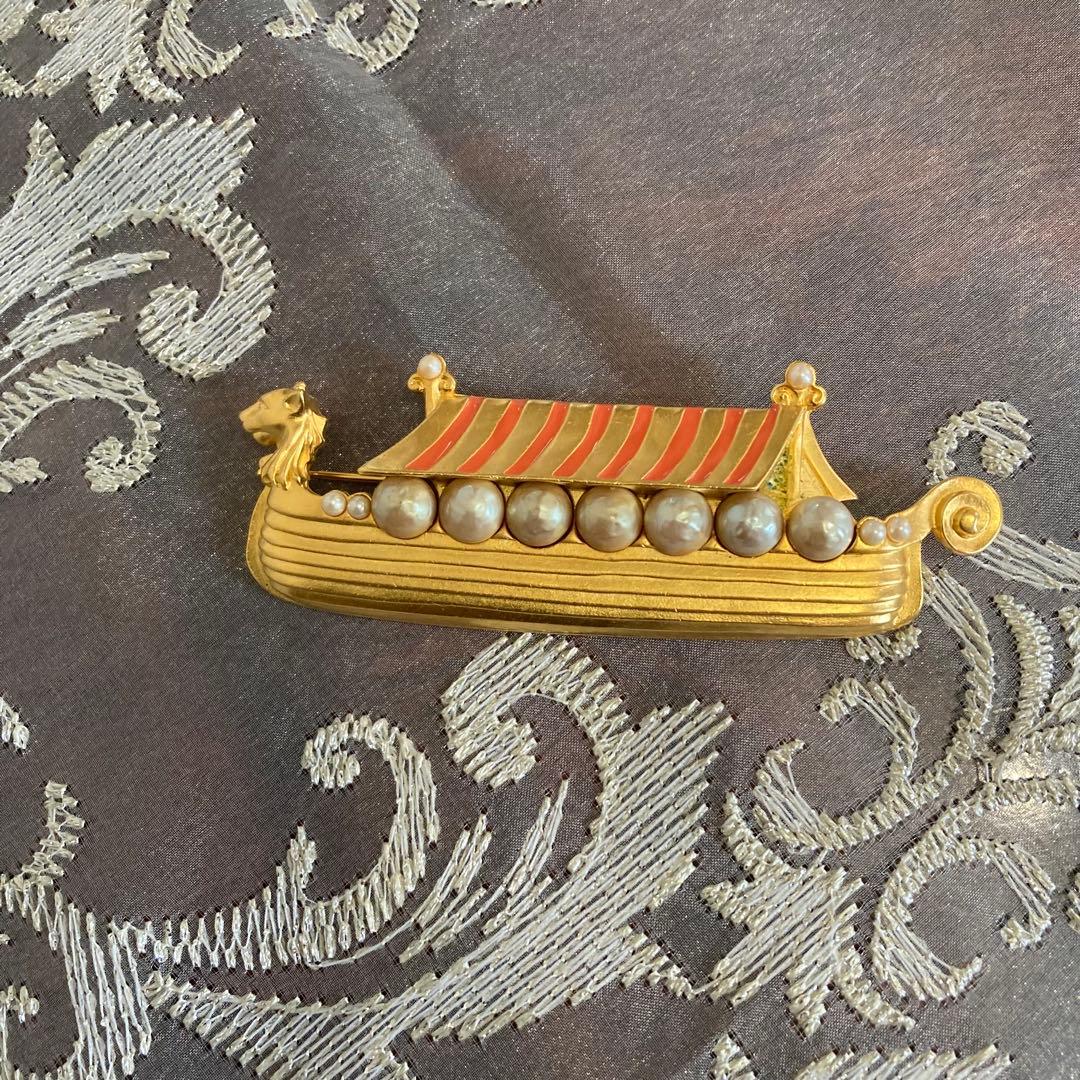 超希少デザイン ❤️カール・ラガーフェルド❤️ 龍頭鷁首風のブローチ