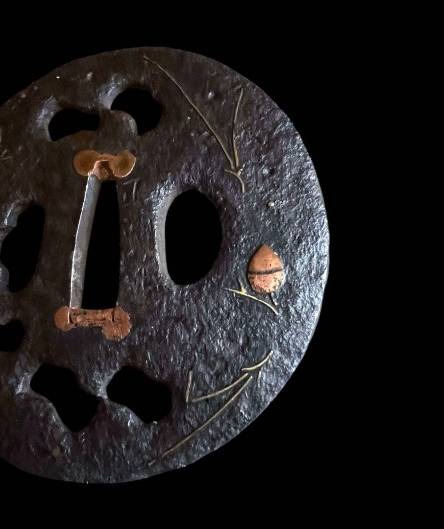 鸛《GW限定出品》本歌江戸期 正阿弥無銘金象嵌松葉どんぐり図透かし丸型鍔 桐箱付