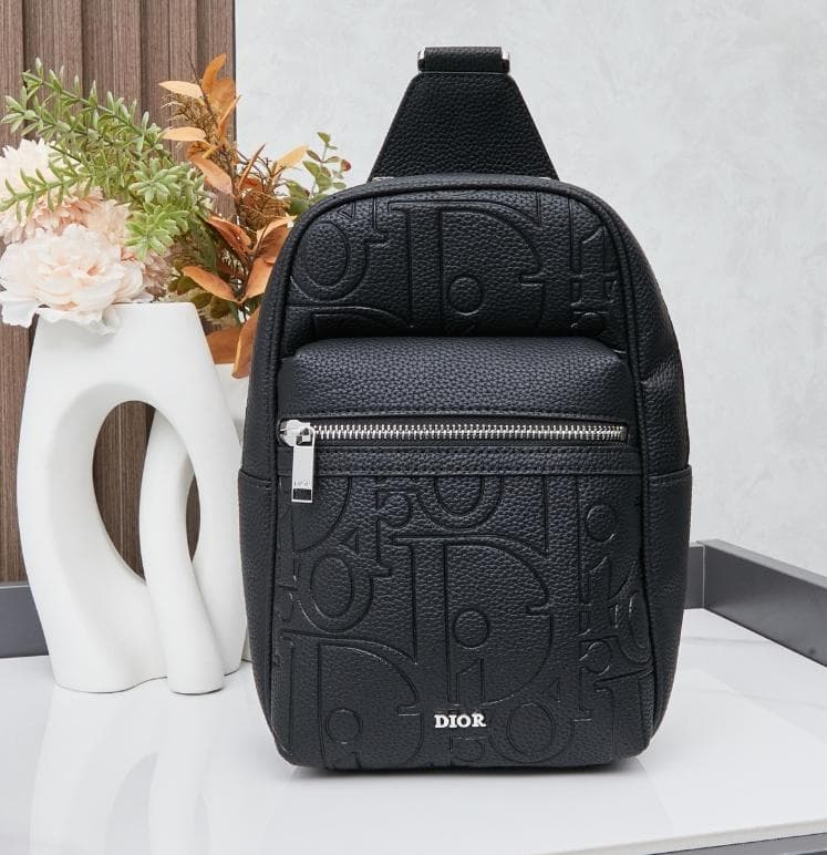 Dior ブラック レザー メッセンジャーバッグ - メルカリ