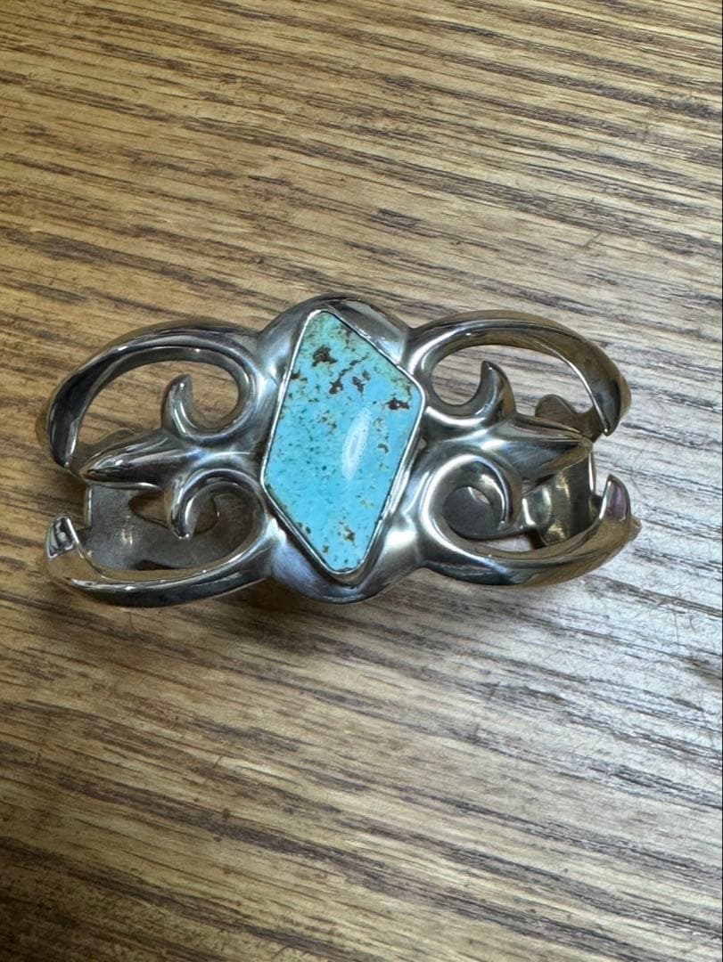 ナバホ族 T.Benally作 ターコイズ シルバー バングル 148mm ナバホ族 Jason Benally ターコイズ バングル｜マライカ公式通販