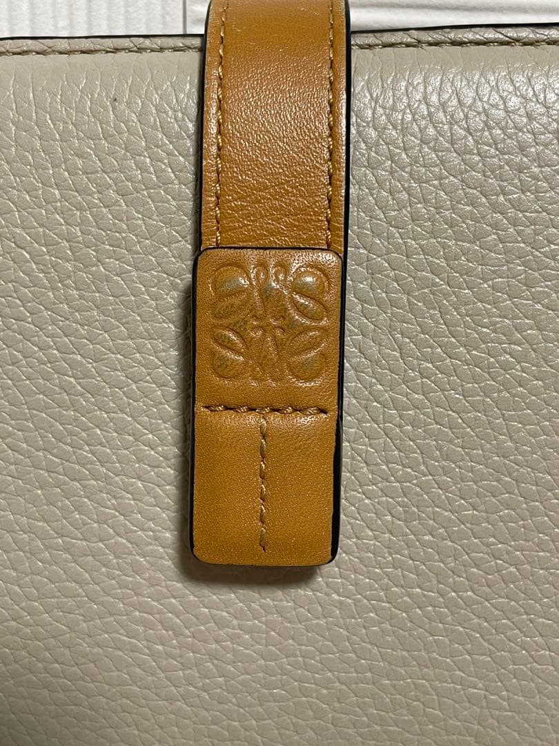 ゲリラセール中！LOEWE ベージュ ライトオート 二つ折り財布 ロエベ