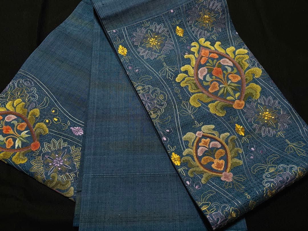 未使用品】袋帯 細かな相良刺繍 花草紬地 お太鼓柄 藍色 - メルカリ