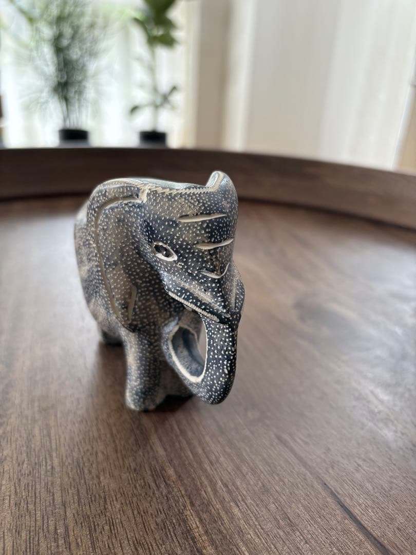 斑点模様 象の置き物 hand maide inケニア スミソニアン博物館 - メルカリ