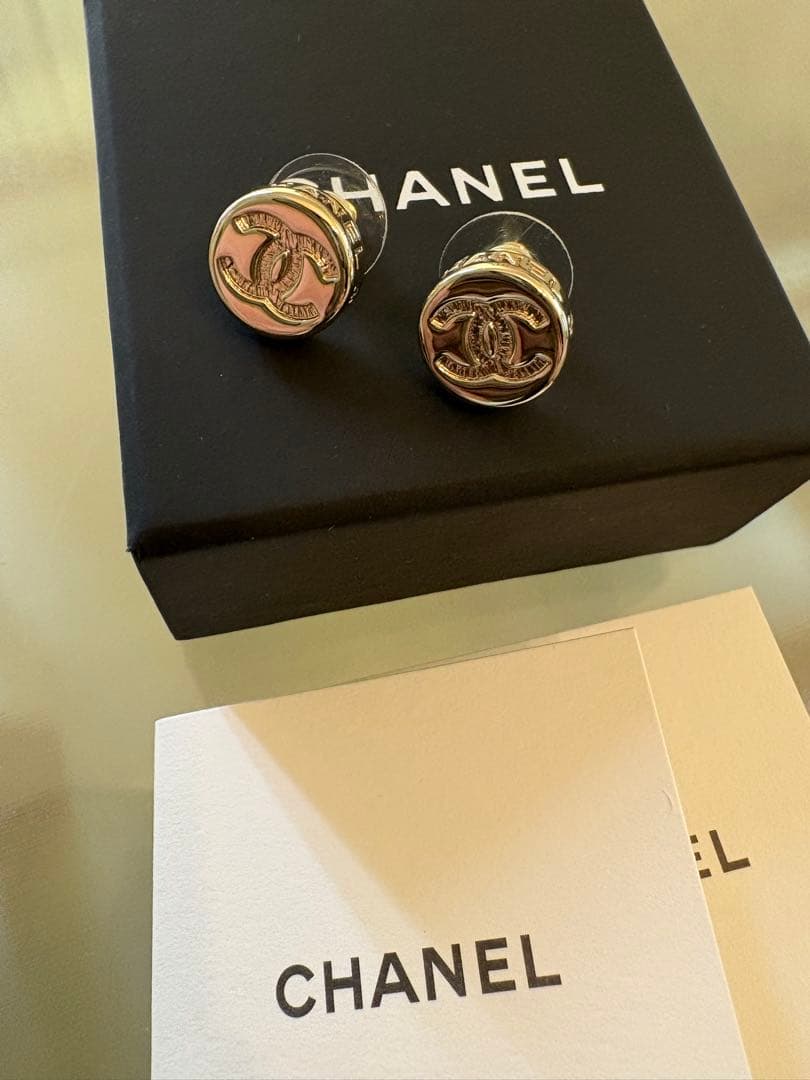 最終値下げ！美品CHANELピアス サークルボタン メタル CCマーク - メルカリ