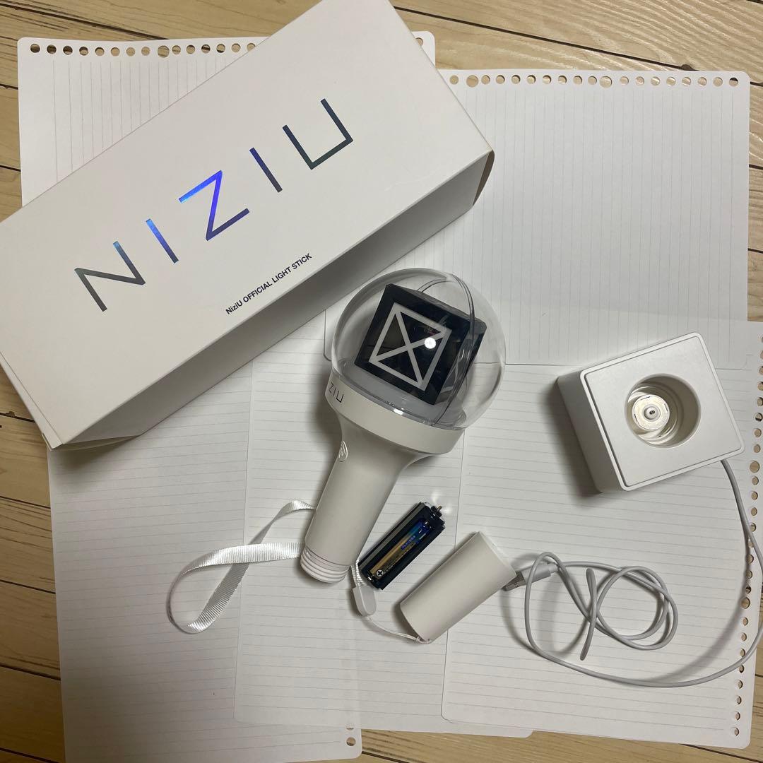 NiziU ペンライト【電池付属】 - メルカリ