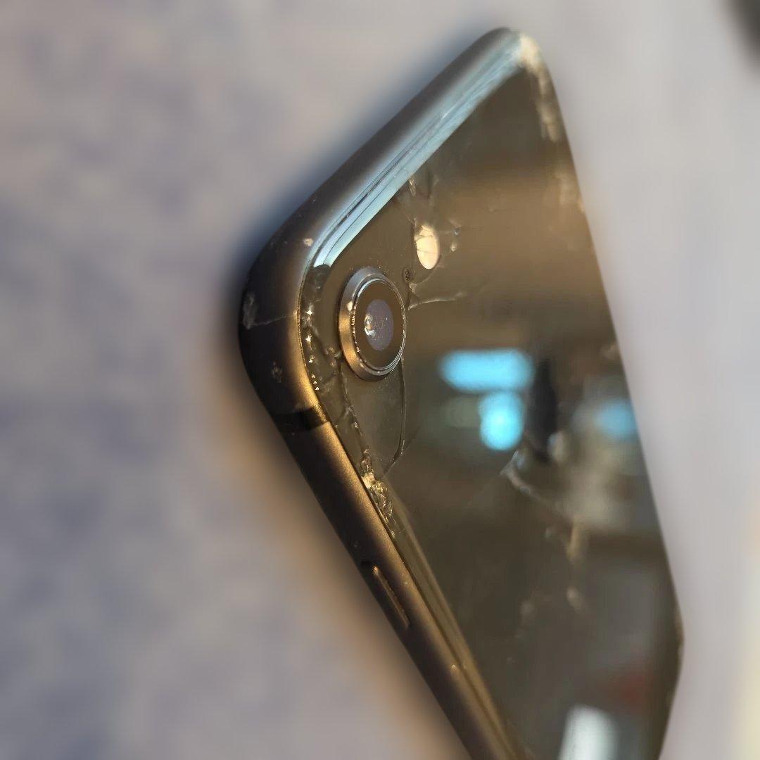 iPhone8 本体 ひび割れあり