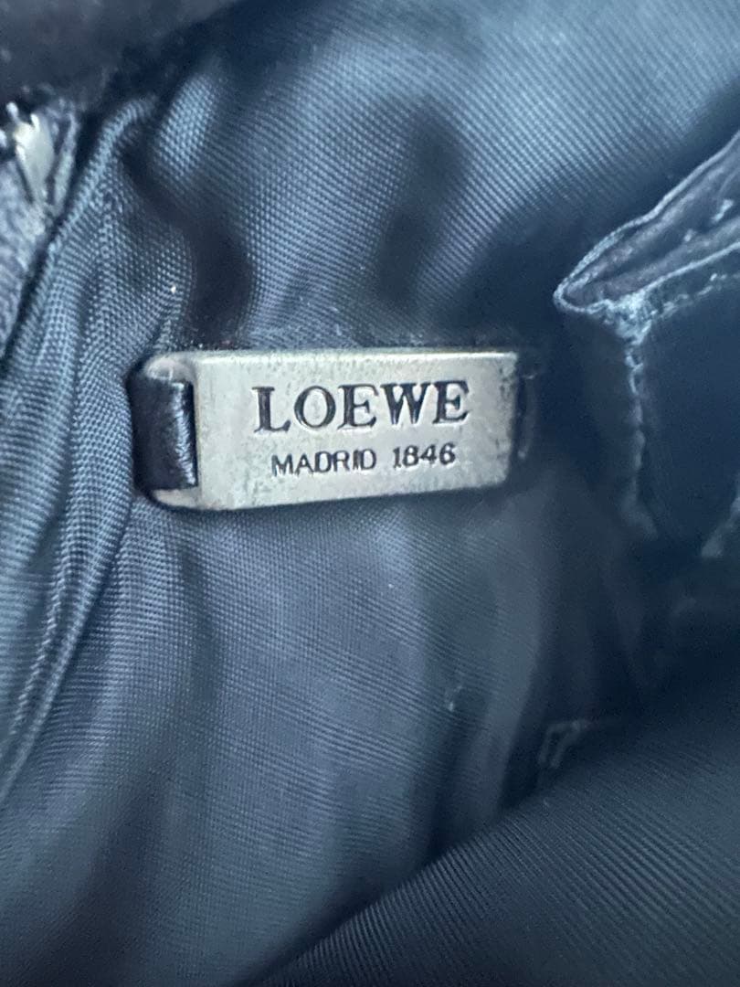 お値引きしました！LOEWE スエード クラッチポーチ - メルカリ