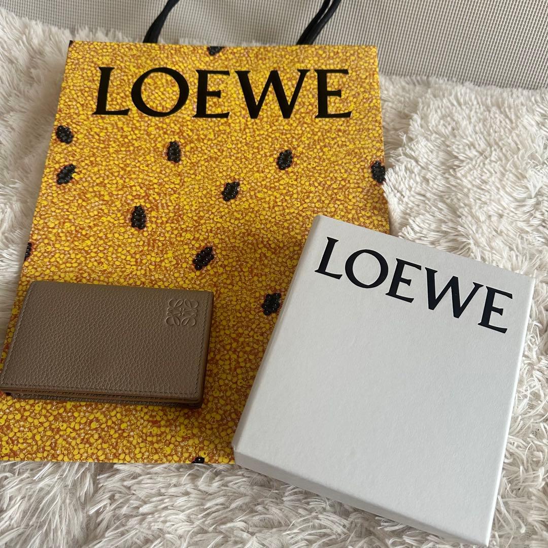 LOEWE 名刺入れ グレー レザー 色にときめく「ロエベ」の名刺入れ｜“アナグラム”が凛と煌めく大人の