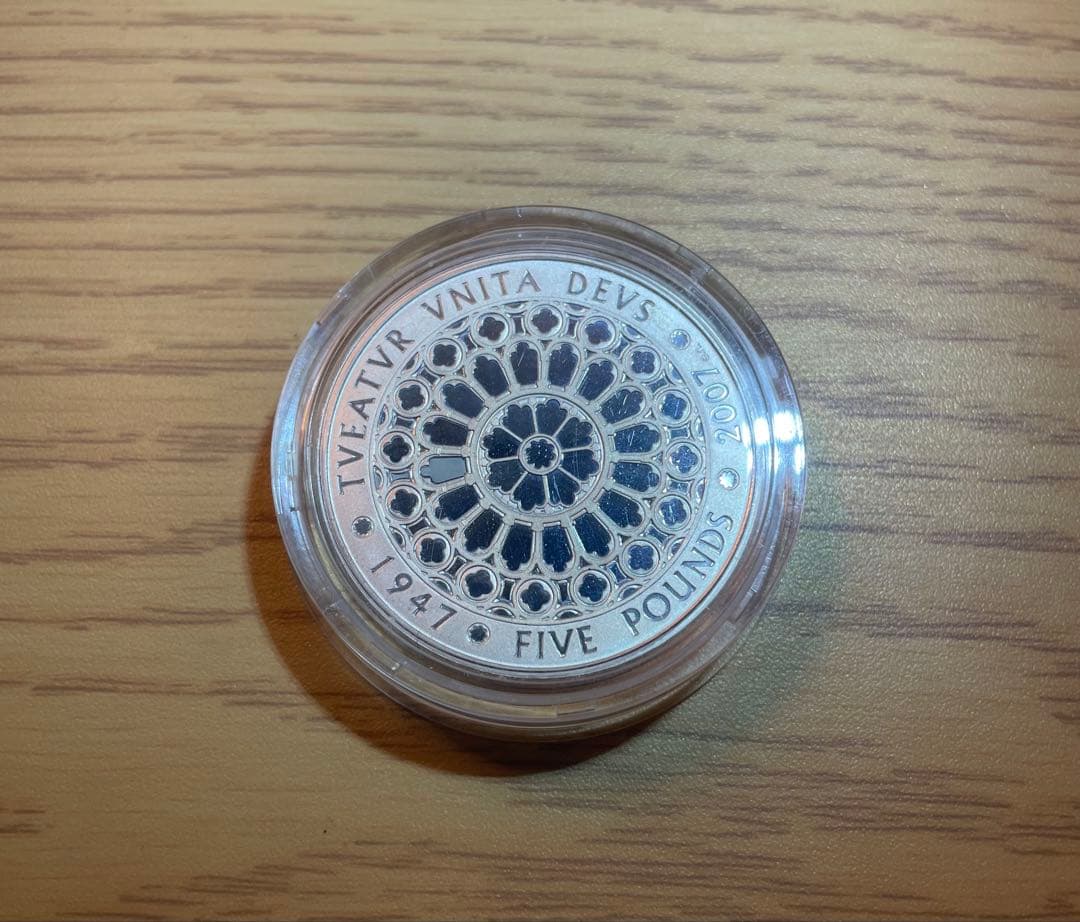 2007年 5ポンド記念銀貨（約57g） エリザベス女王（通称:幾何学模様