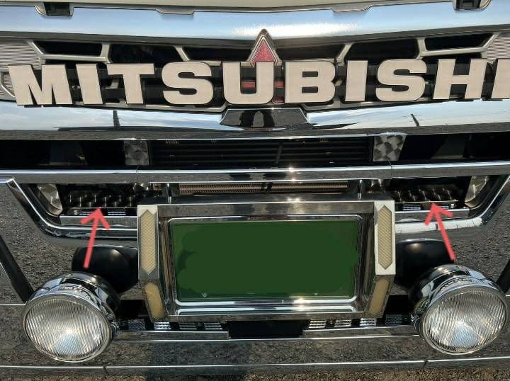 17スーパーグレート 発煙筒カバー タイプBバンパーステップ奥 鱗