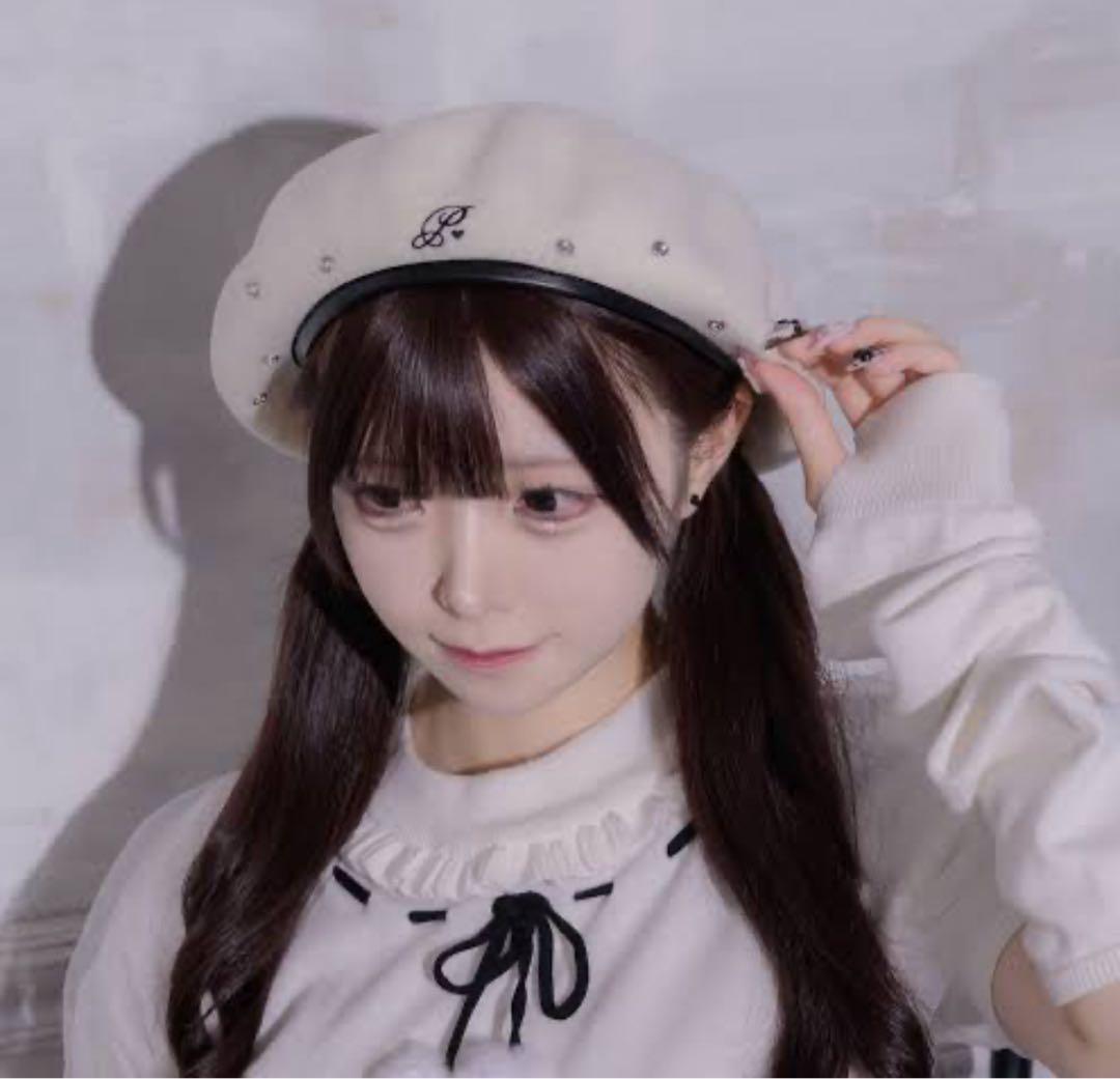 pium ロゴビジュースタッズベレー ホワイト ベレー帽 - メルカリ