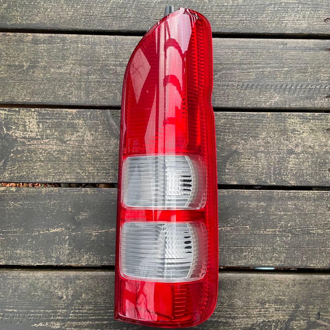 トヨタハイエース右テールランプ - メルカリ