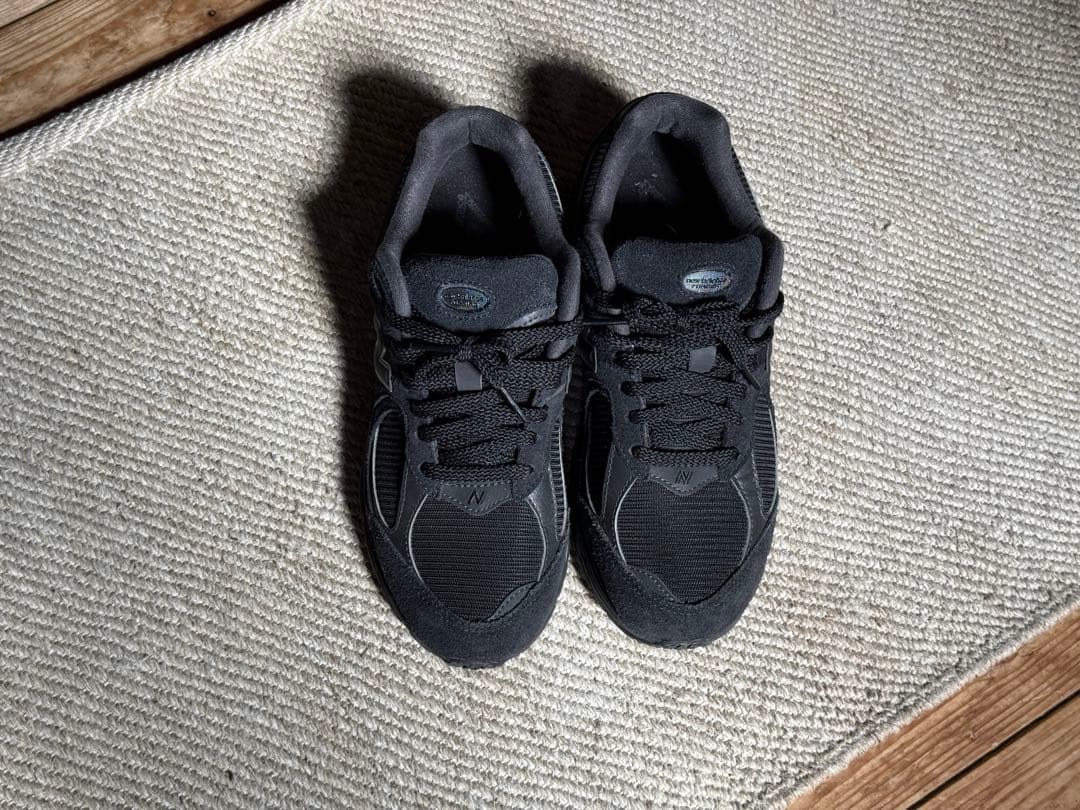 ニューバランス スニーカー 黒 ブラック2002R 25.5cm