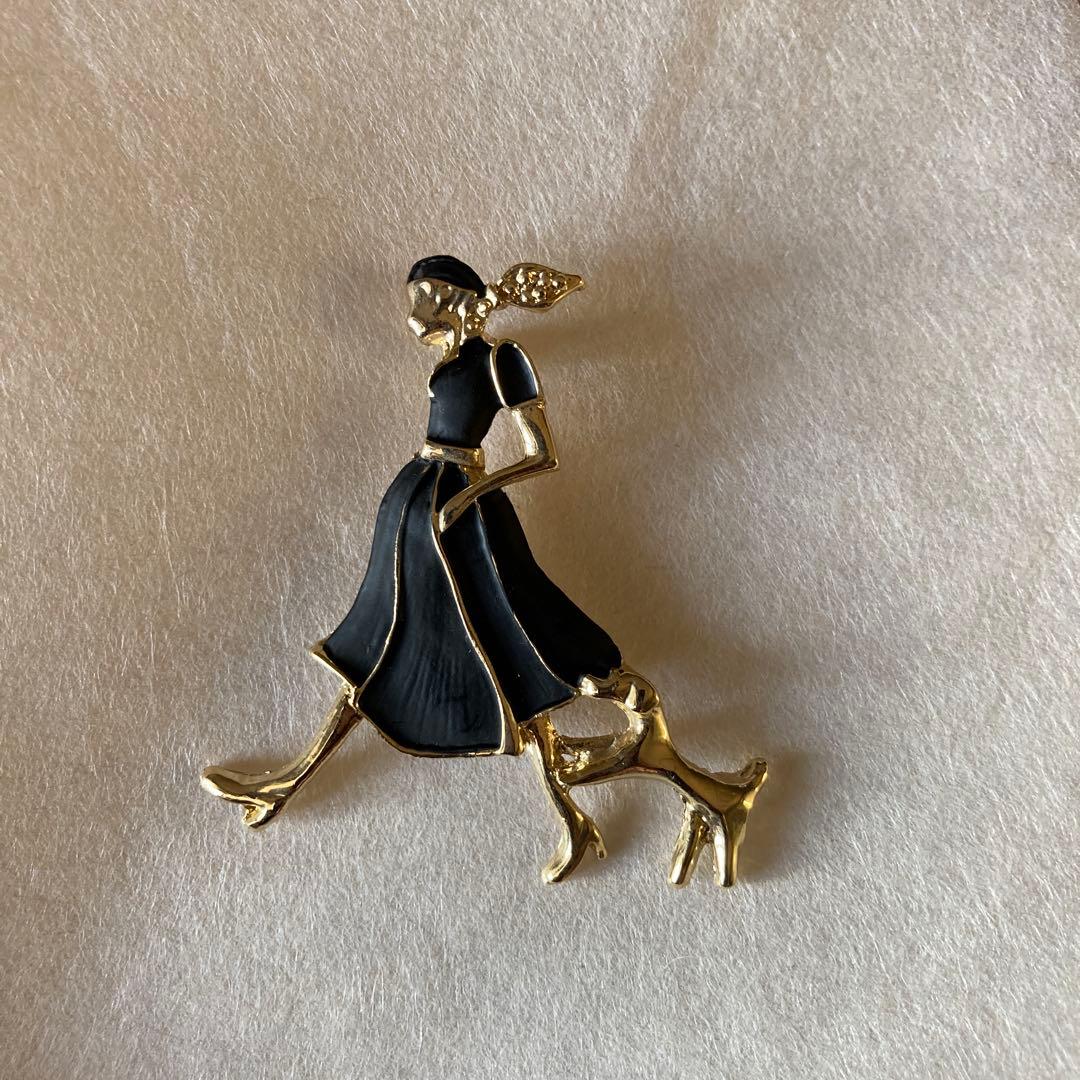 ブローチ 少女と犬 - メルカリ
