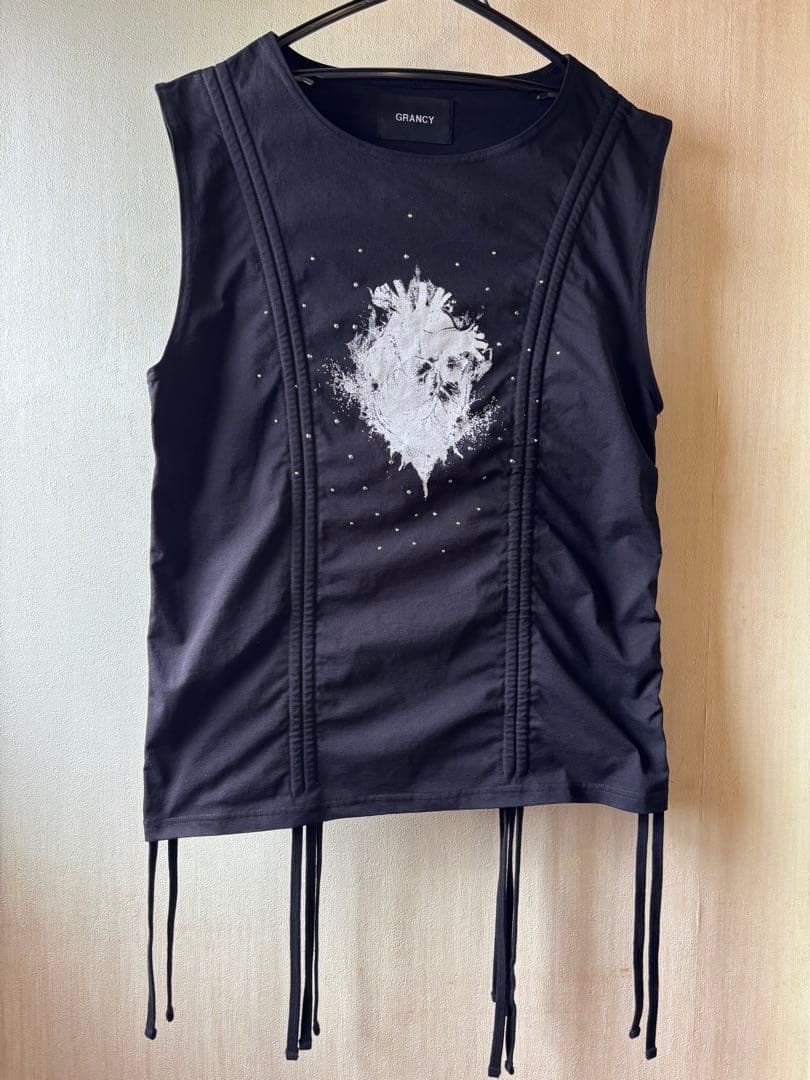 grancy】シャーリングデザインラインストーングラフィックノースリーブ