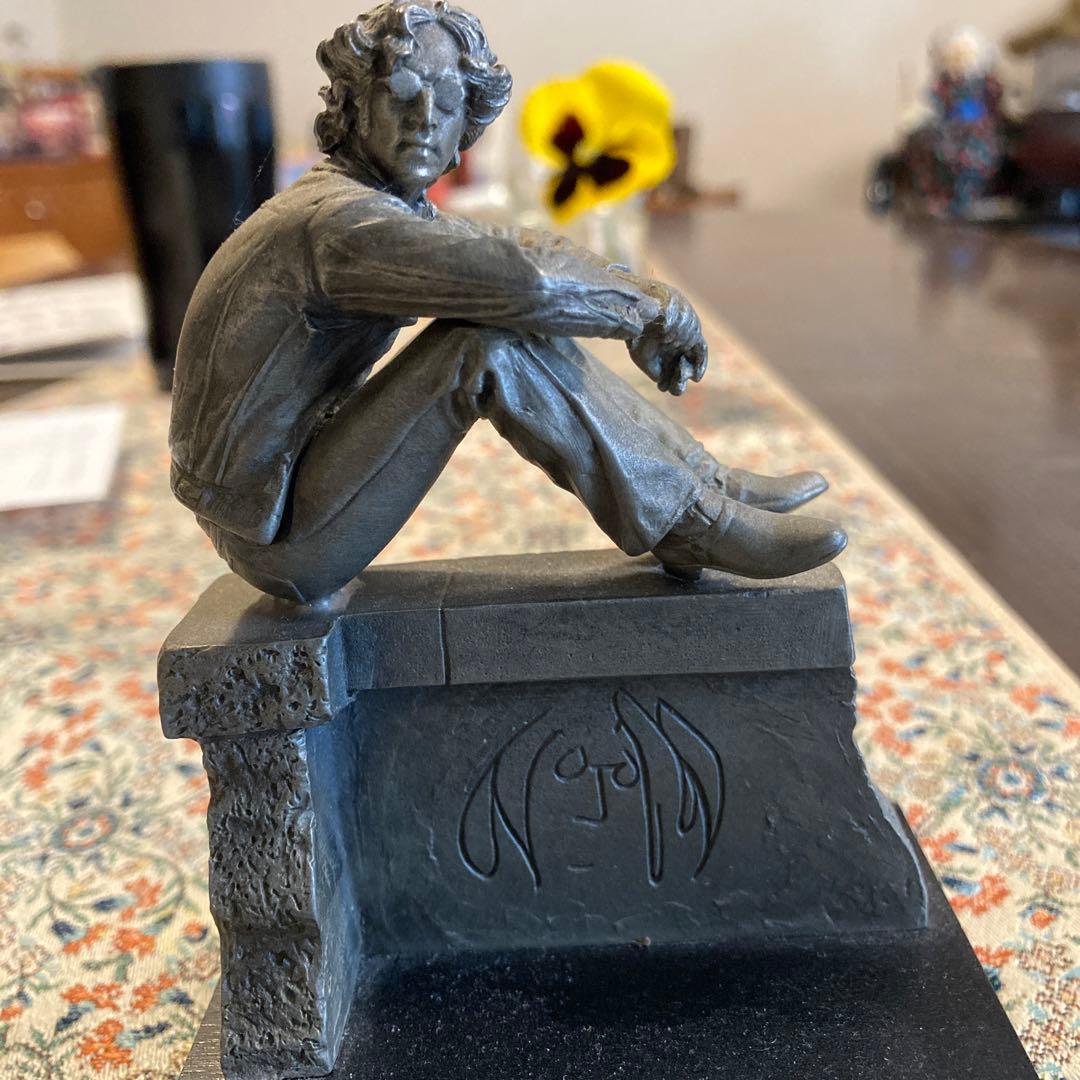 ジョンレノンの限定版ピューター彫刻 ジョン・レノン生誕85周年を記念したメモリアルな腕時計が登場