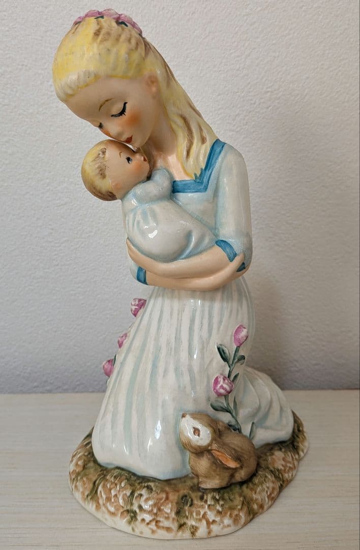 ビンテージ ゲーベル社 フンメル人形 子を抱きしめる母 - メルカリ