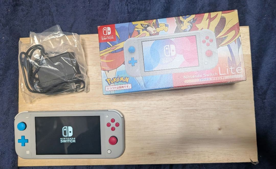 ニンテンドースイッチライト　　ポケモン特別デザイン メタリックグレーのスイッチライト！ポケモンデザインの「Nintendo
