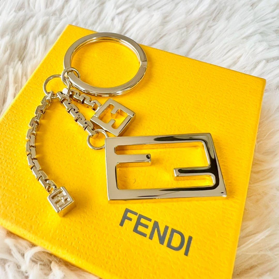 ✨美品✨フェンディ　キーホルダー　バッグチャーム　バゲット　FFロゴ　スクエア 楽天市場】FENDI フェンディ 7AS229 チャーム キーホルダー バッグ
