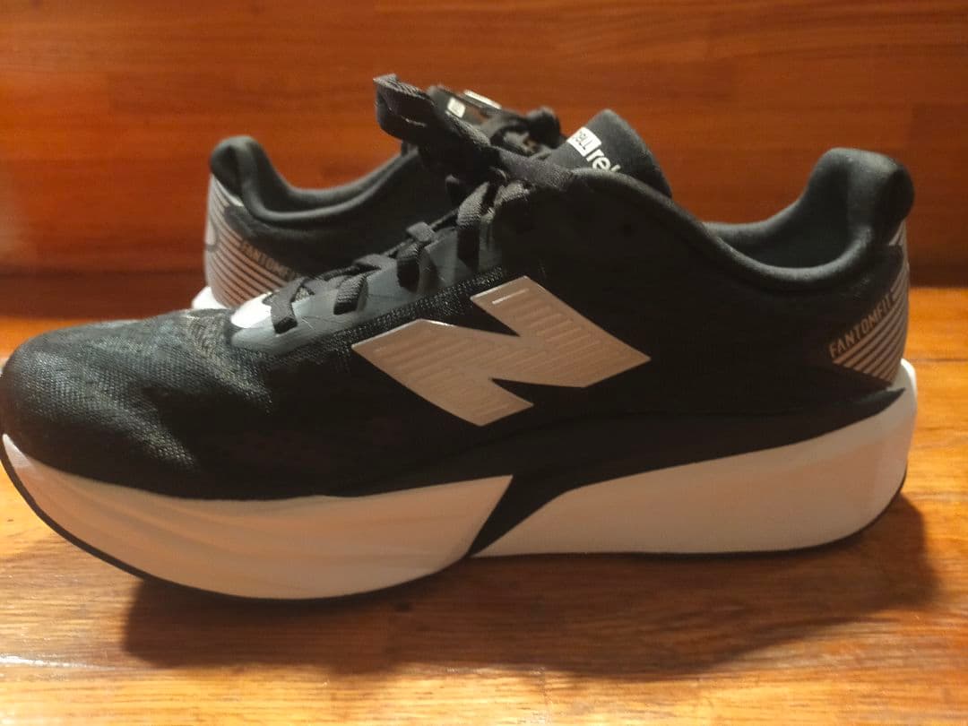 ニューバランスFuelCell Rebel v5 26.5cm 2E足入れのみ