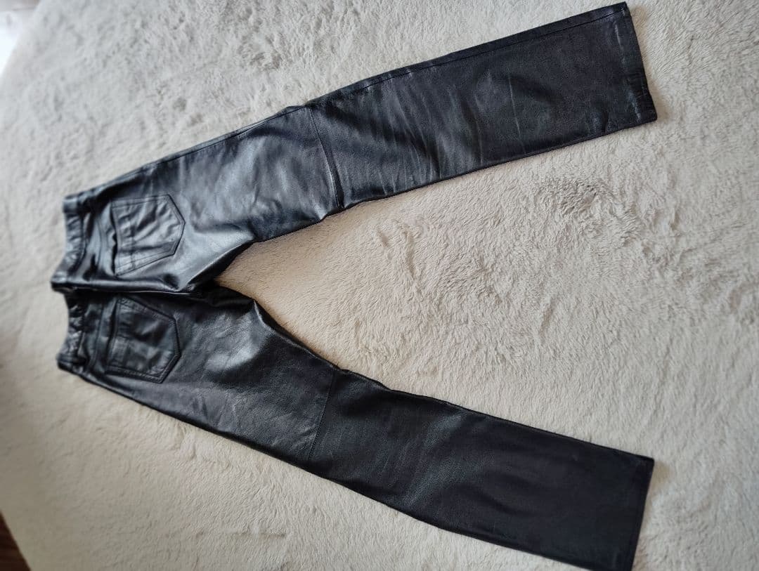 黒レザー スリムフィットパンツ