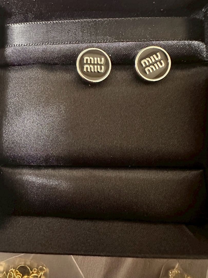 MIU MIU ロゴ ラウンド ピアス シルバー ほぼ未使用 miu miu（ミュウミュウ） MIU MIU PIERCED EARRINGS クリスタル付