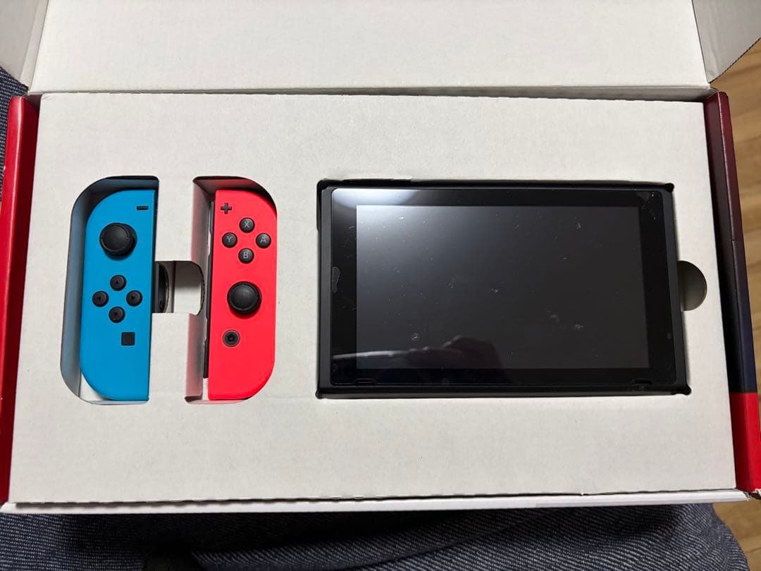 Nintendo Switch 本体 青と赤のジョイコン - メルカリ