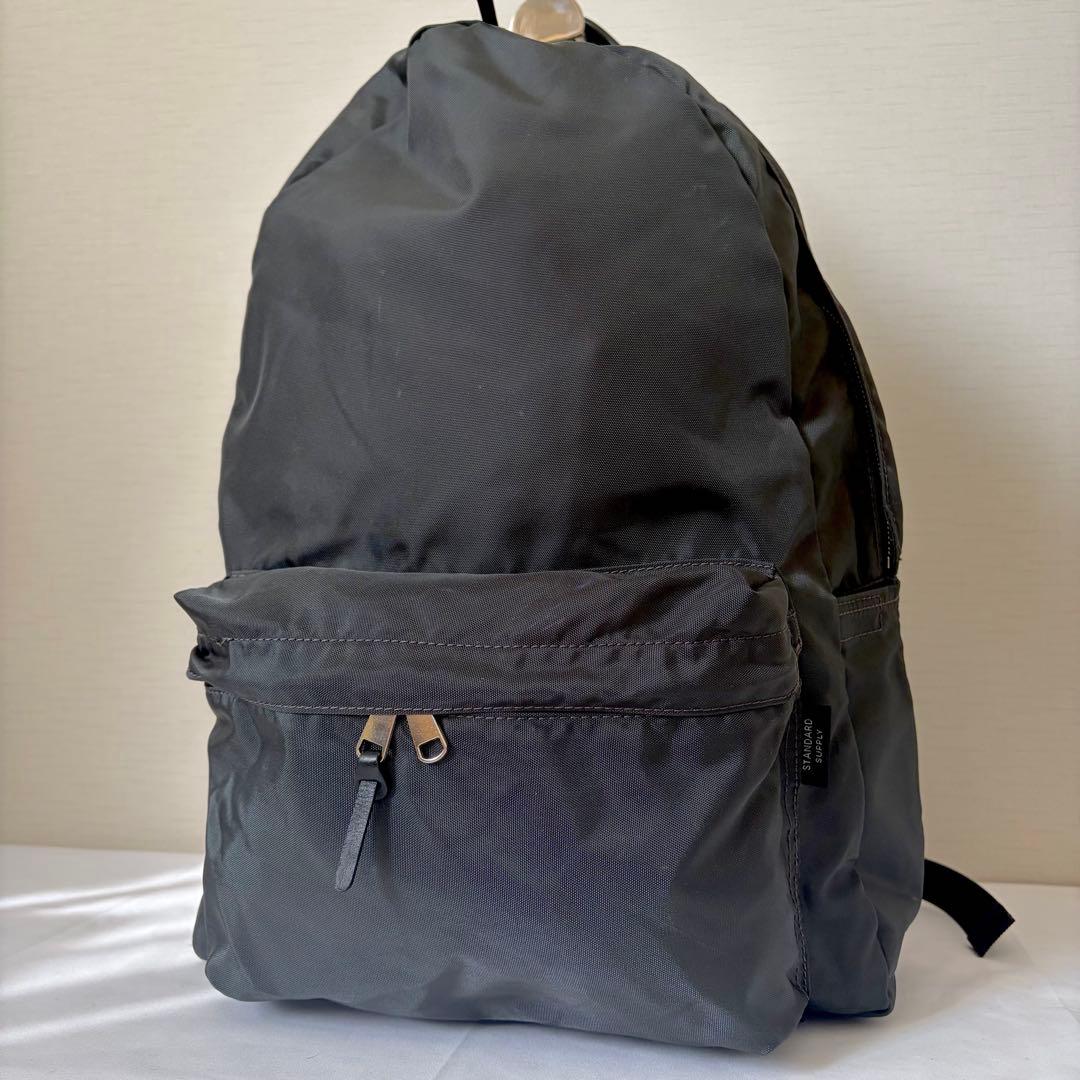 スタンダードサプライ ララビギン　デイリーデイパック　チャコールグレー STANDARD SUPPLY | スタンダードサプライ LaLa Begin別注 仕切り上手
