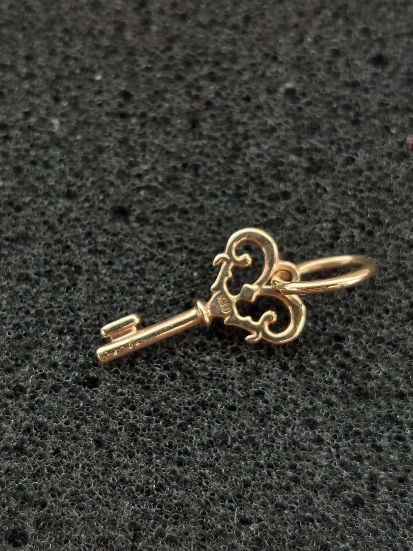 agete【K10】ダイヤモンド付き 鍵 チャーム - メルカリ