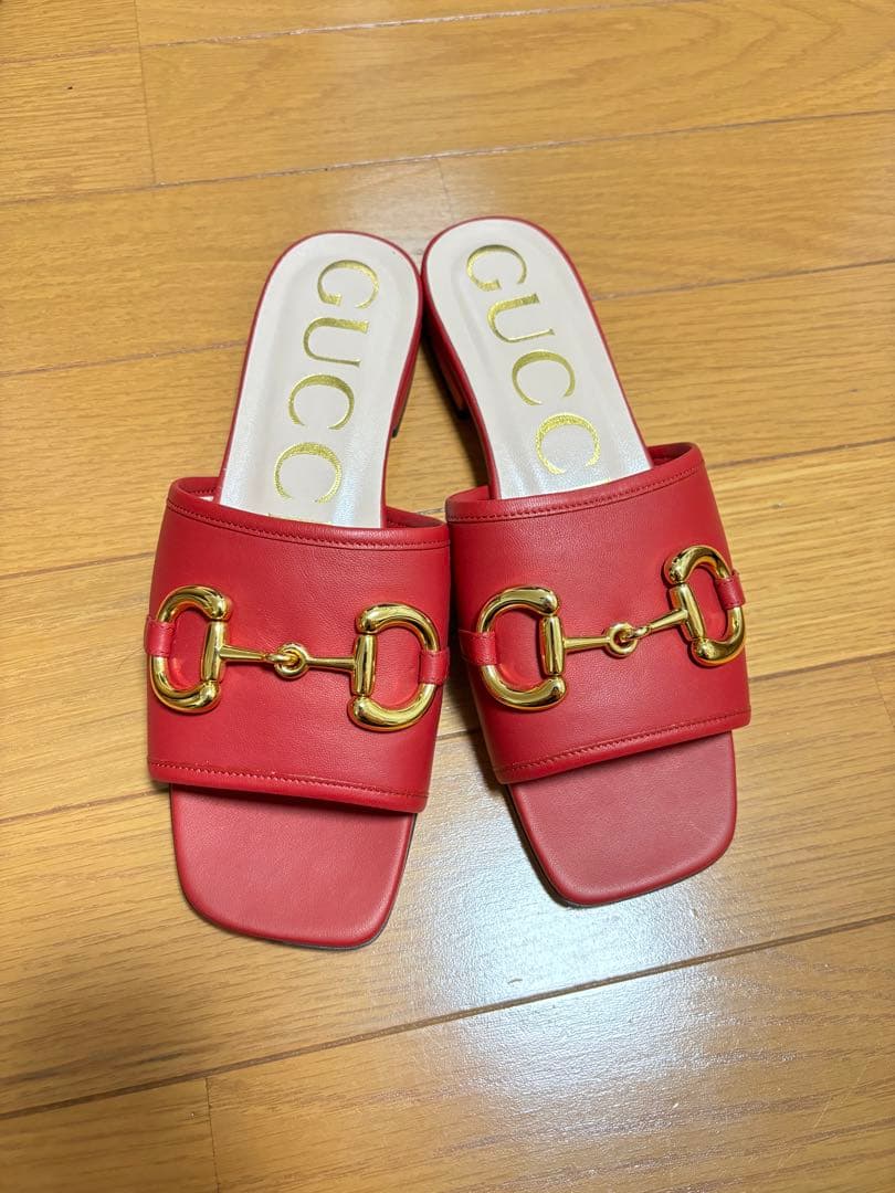GUCCI 赤 フラットミュール Gucci Women's' Horsebit Suede Mules in Red | LN-CC®