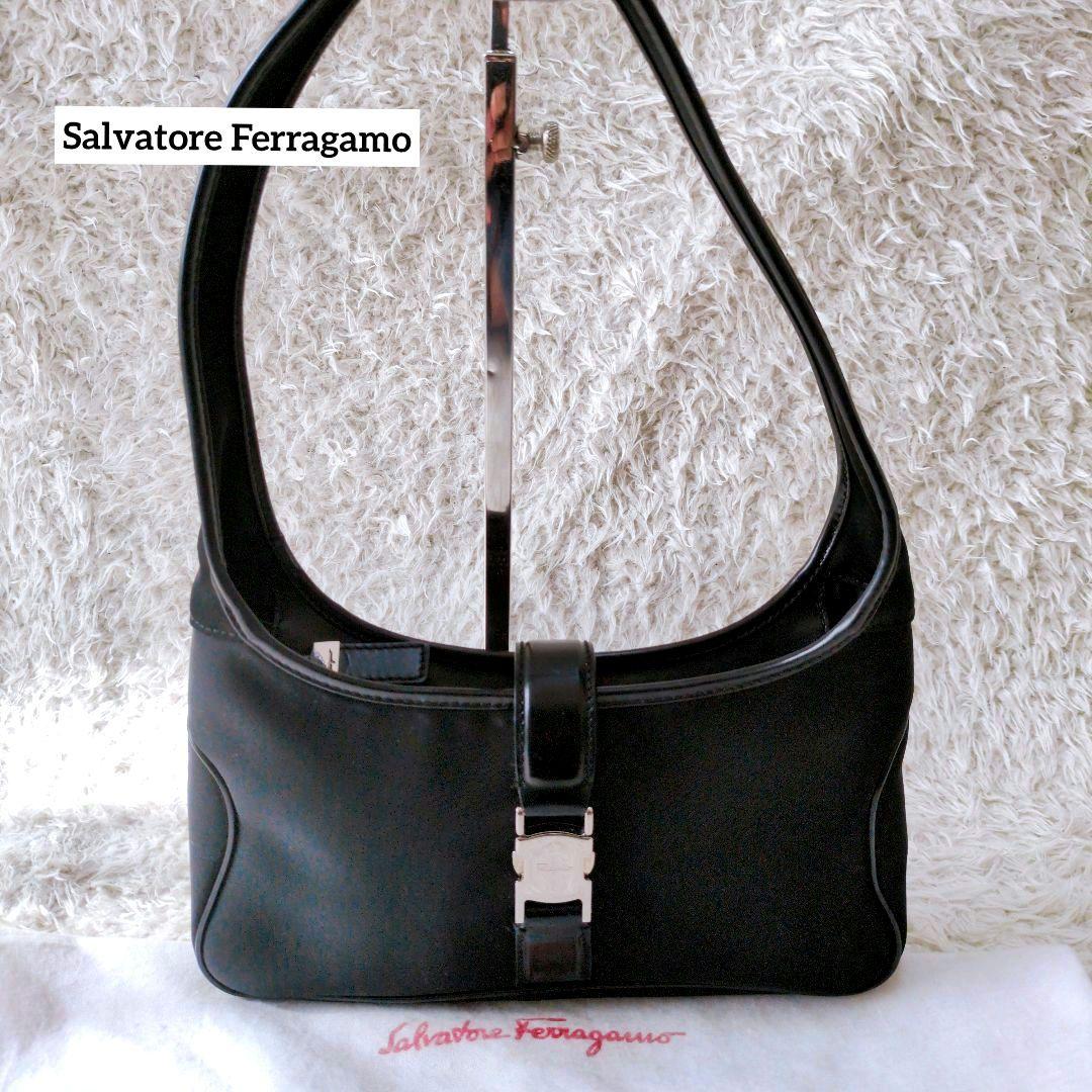 サルヴァトーレフェラガモ　ショルダーバッグ　ワンショルダー　ナイロン　ロゴ金具 サルヴァトーレフェラガモ ショルダーバッグ ワンショルダー ナイロン