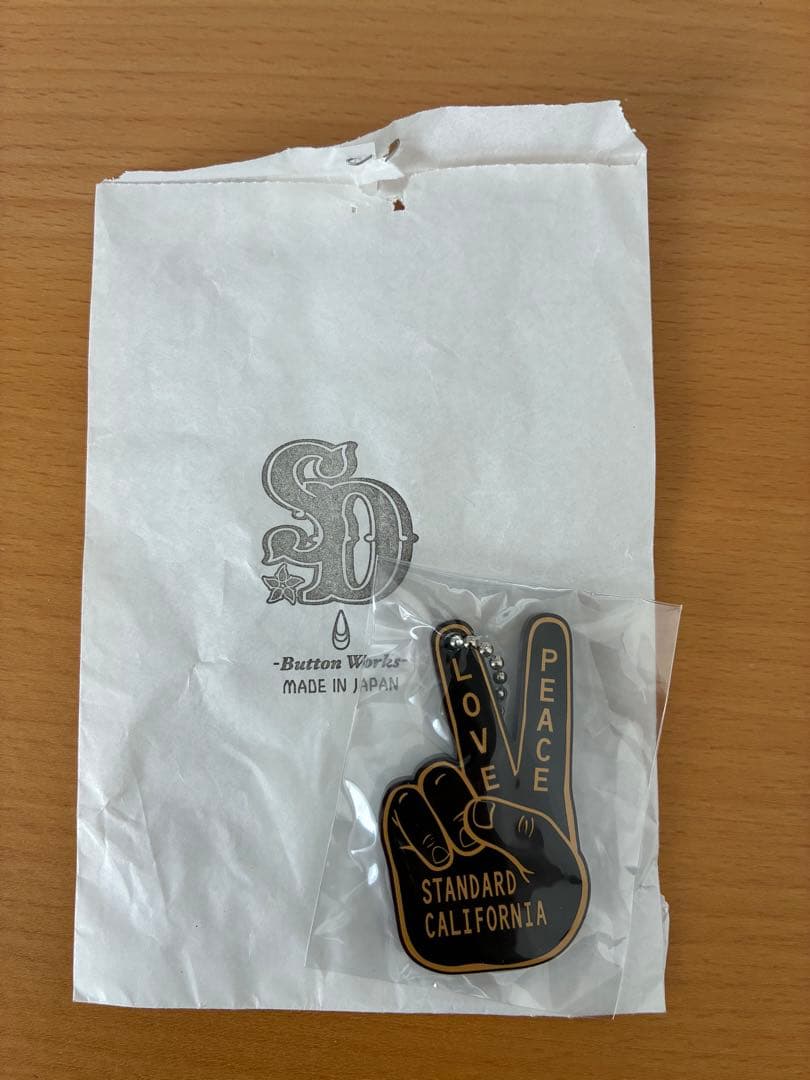 スタンダードカリフォルニア キーホルダー ピースサイン - メルカリ