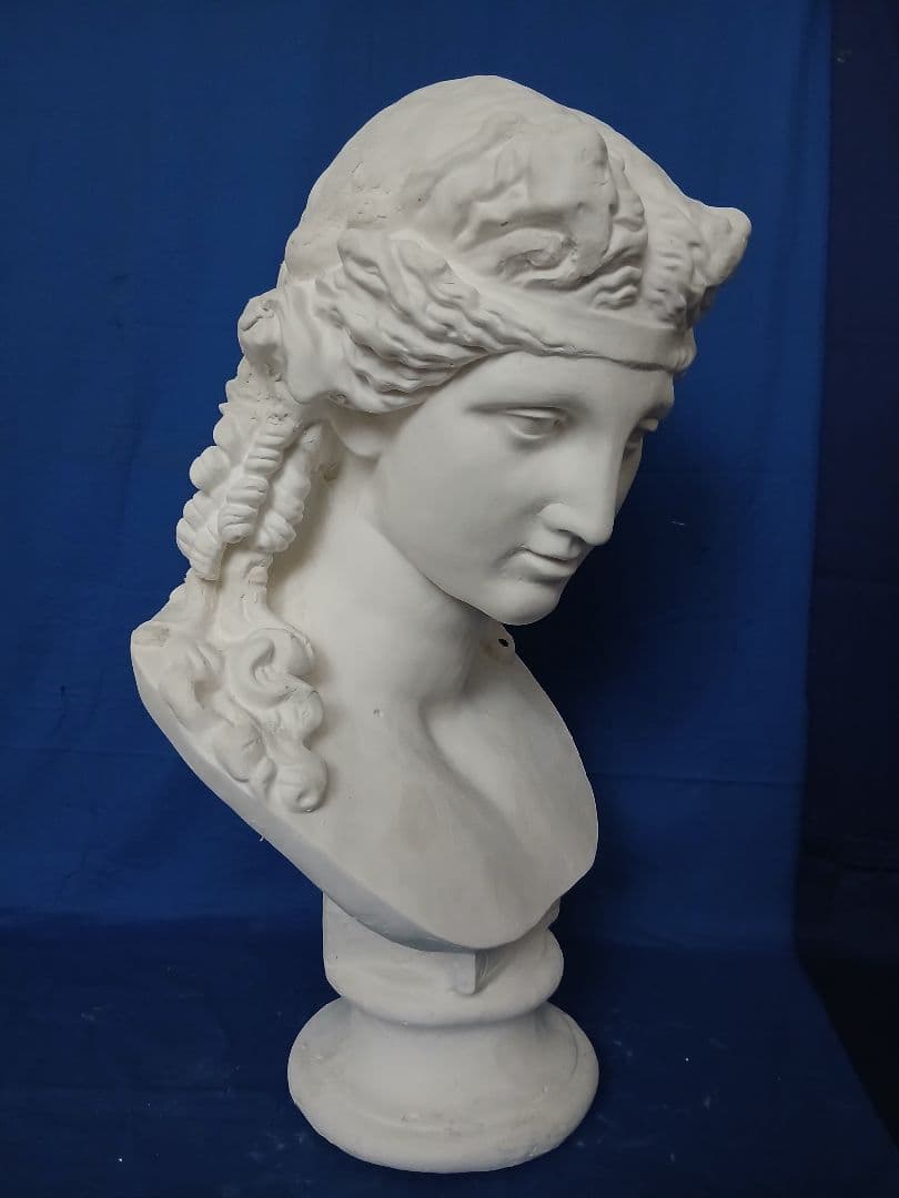 くく。アリアス胸像。