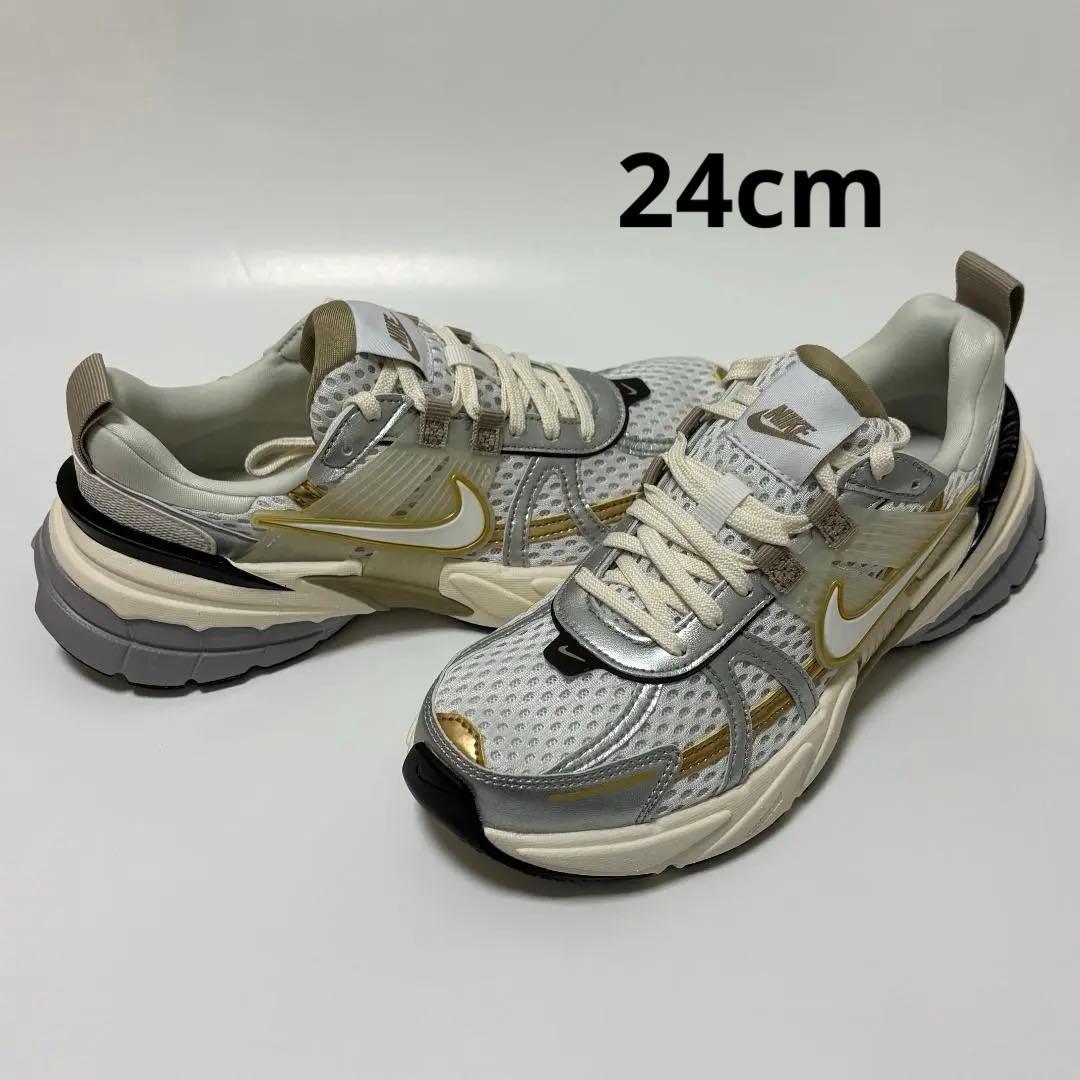 24cm 白 金 ナイキ ウィメンズ V2K ラン 24cm 白 金 ナイキ ウィメンズ V2K ラン - メルカリ