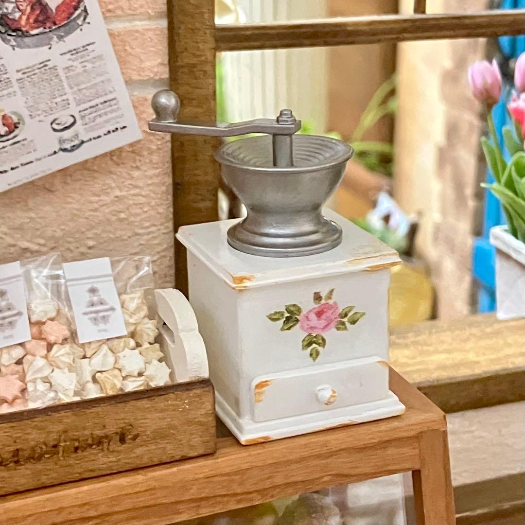 ミニチュアコーヒーミル ローズ柄 ドールハウス 1/6 - メルカリ