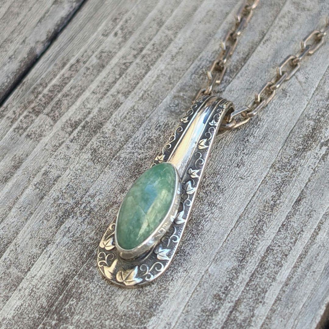 ハンドメイドの糸魚川翡翠トップ　ペンダントトップ 糸魚川翡翠ペンダントトップ:金具（SV925)付き BPT0411 | 糸魚川翡翠